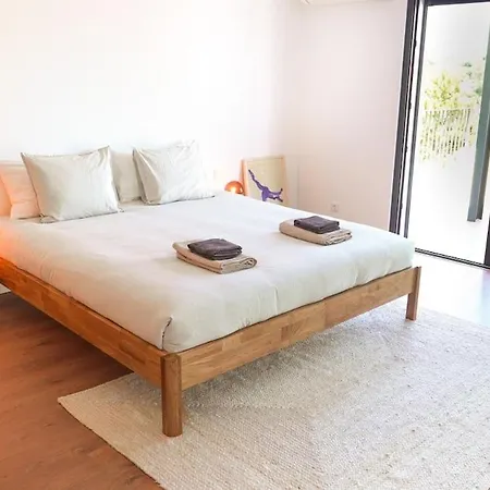 Modern Oasis With Sunlit Patio In Apartamento *