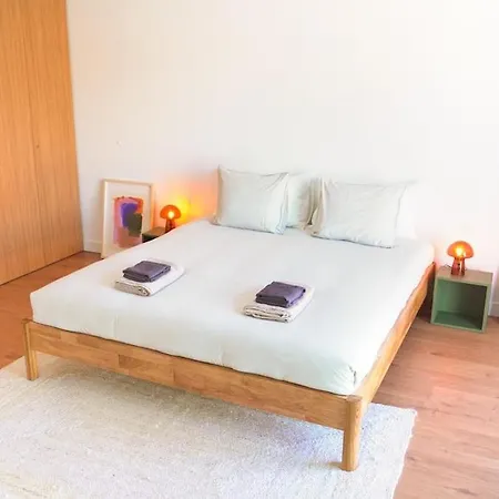 Modern Oasis With Sunlit Patio In Apartamento Carvoeira