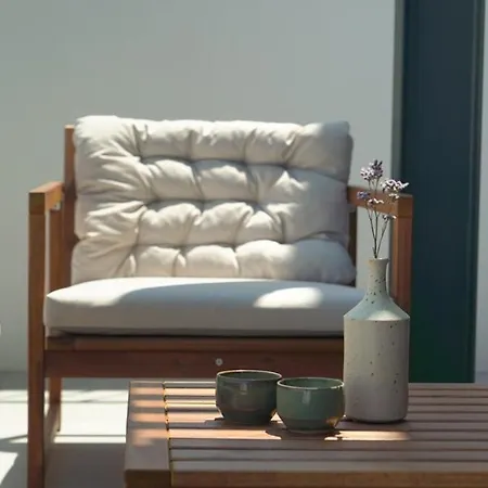 Modern Oasis With Sunlit Patio In Apartamento Carvoeira